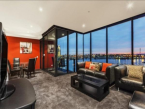 Lovely waterfront apartment with swimming pool and gym (Super Pet Friendly)